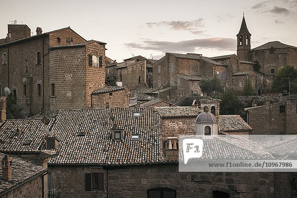 Gebäude und Dächer mit einem Glockenturm; Orvieto  Umbrien  Italien