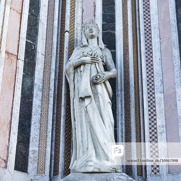 Statue einer Frau; Orvieto  Umbrien  Italien'.