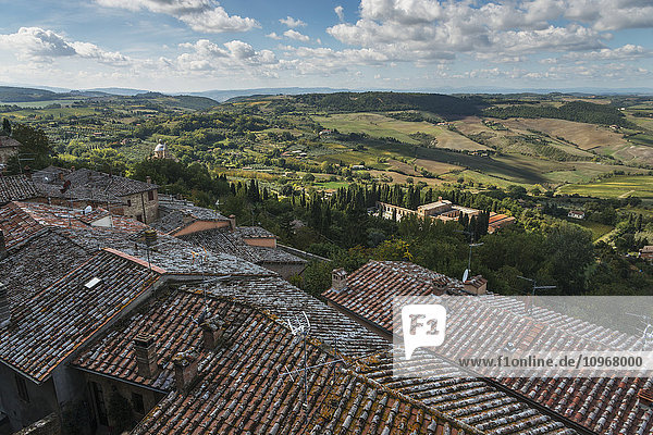 Ziegeldächer und Blick auf die Landschaft; Montepulciano  Umbrien  Italien'.