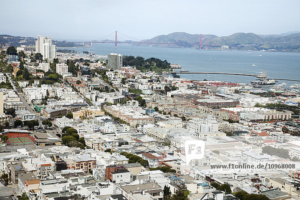 Stadtbild von San Francisco und Golden Gate Bridge; San Francisco  Kalifornien  Vereinigte Staaten von Amerika'.