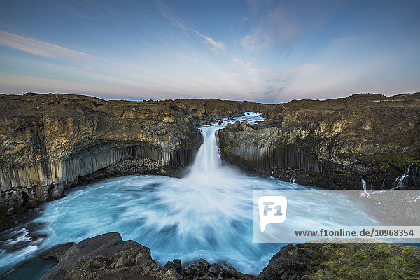 Wasserfall aus einem Bach und zerklüfteten Felsen; Aldeyjarfoss  Island'.