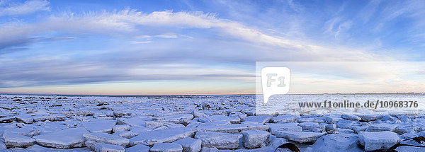 Eisbildung an den Ufern der Hudson Bay bei Sonnenuntergang  der die Wolken aufhellt; Churchill  Manitoba  Kanada