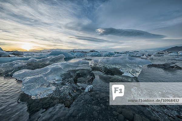 Die Eisberge der als Jokulsarlon bekannten Eislagune entlang der Südküste Islands; Island .