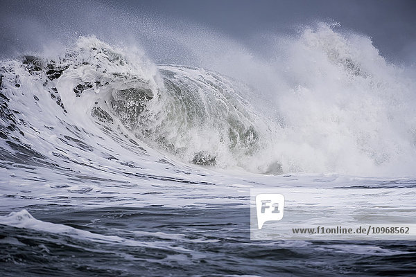 Eine große Welle bricht an einem stürmischen Morgen; Seaside  Oregon  Vereinigte Staaten von Amerika'.