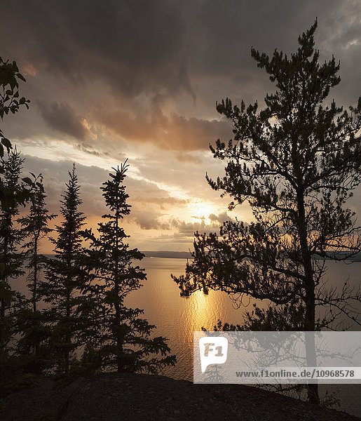 Sonnenuntergang über dem Lake Superior; Thunder Bay  Ontario  Kanada'.