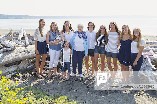 Drei Generationen von Frauen in einer Familie posieren am Strand  eine Großmutter und acht Enkelinnen; Fox Spit  Whidbey Island  Washington  Vereinigte Staaten von Amerika'.