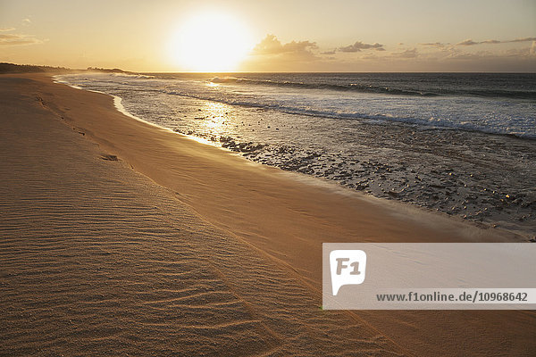 Papohaku Beach Park bei Sonnenuntergang; Molokai  Hawaii  Vereinigte Staaten von Amerika'.