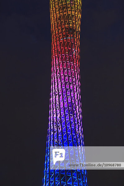 Canton Tower mit farbiger Beleuchtung bei Nacht; Guangzhou  China'.