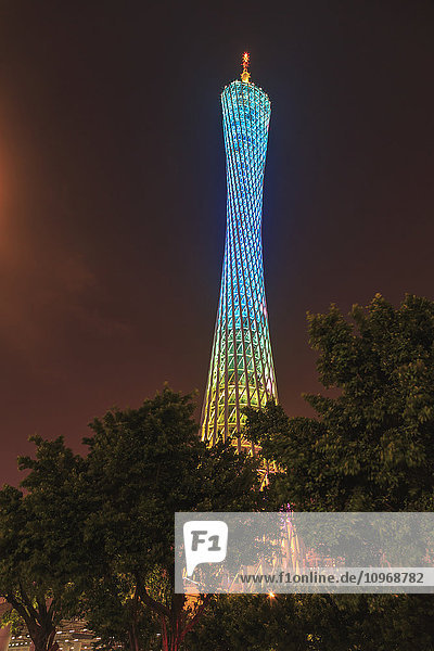 Blick auf den 600 Meter hohen Canton Tower am Fluss; Guangzhou  China'.