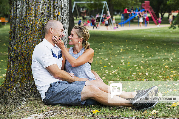 Ein Ehepaar  das gemeinsam Zeit in einem Park verbringt; Edmonton  Alberta  Kanada'.