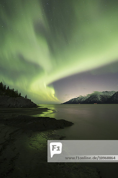 Aurora Borealis tanzt über den Chugach Mountains und dem Turnagain Arm  Kenai Peninsula  Southcentral  Alaska