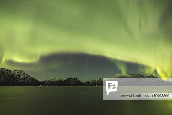Aurora Borealis tanzt über den Chugach Mountains und dem Turnagain Arm  Kenai Peninsula  Southcentral  Alaska