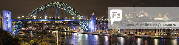 Beleuchtete Tyne-Brücke über den Fluss Tyne bei Nacht; Newcastle  Tyne and Wear  England'.
