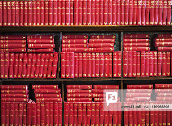 Eine Fülle von roten Büchern in einem Regal; Yorkshire Dales  England'.