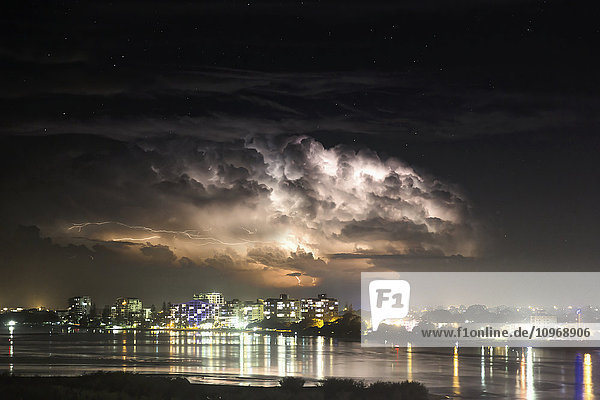 Gebäude entlang der Küstenlinie  beleuchtet und reflektiert im Wasser bei Nacht; Brisbane  Queensland  Australien