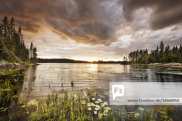 Sonnenuntergang über einem Teich; Thunder Bay  Ontario  Kanada'.
