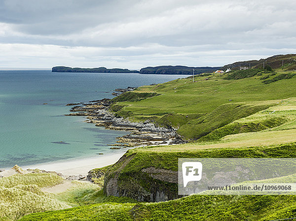 Grashänge entlang der zerklüfteten Küstenlinie; Schottland