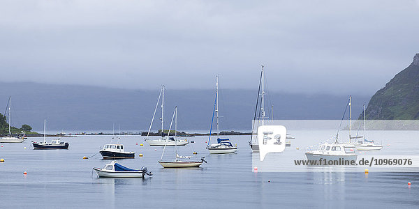 Boote vor Anker im ruhigen Hafen von Portree; Insel Skye  Schottland'.
