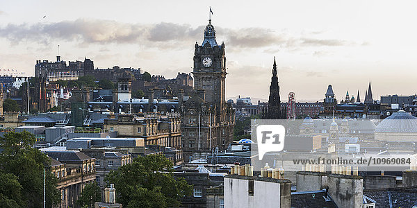 Großer Uhrenturm über einer Stadtlandschaft bei Sonnenaufgang; Edinburgh  Schottland'.