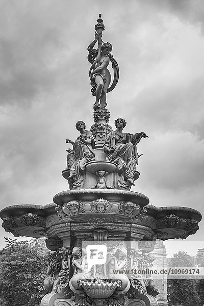 Verschnörkelter Brunnen (Ross-Brunnen) mit Frauenskulpturen vor bewölktem Himmel  Princes Street Gardens; Edinburgh  Schottland'.