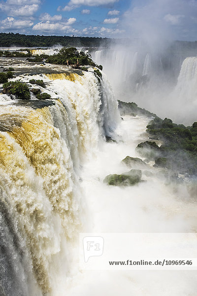 Regenbogen in der Gischt der Iguazu-Fälle; Parana  Brasilien'.