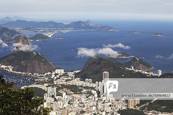 Blick auf Rio und den Zuckerhut von der Christus-Erlöser-Statue  Corcovado-Berg  Tijaca-Nationalpark; Rio de Janeiro  Brasilien'.