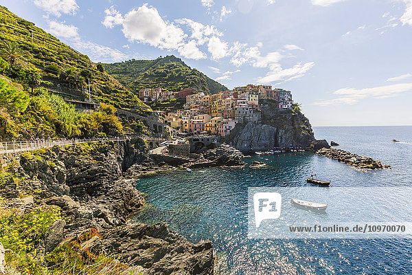'The picturesque cliffside viewpoint of the village of Manarola in Cinque Terre National Park on the Mediterranean Sea; Manarola  Italy'