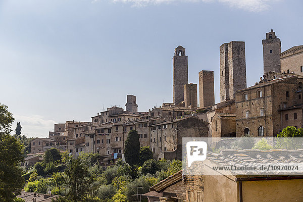 Ein Aussichtspunkt auf dem Dach des ummauerten mittelalterlichen Dorfes San Gimignano in der Provinz Siena; San Gimignano  Siena  Toskana  Italien