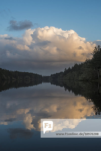 Wolken ziehen über den Coffenbury Lake; Hammond  Oregon  Vereinigte Staaten von Amerika'.