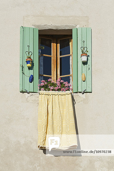 Fenster mit grünen Fensterläden; Provence  Frankreich'.