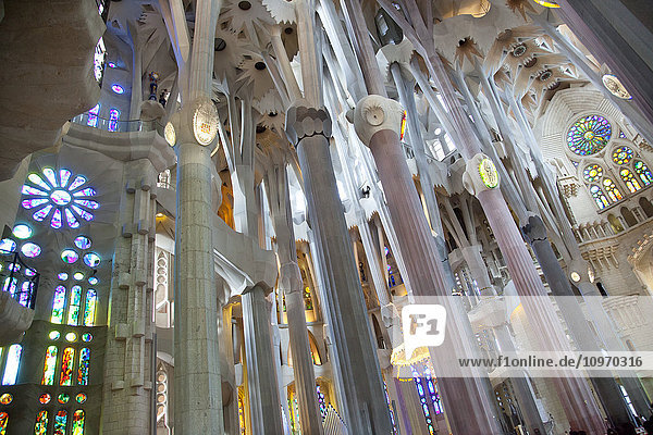 Innenraum der Sagrada Familia; Barcelona  Katalonien  Spanien'.