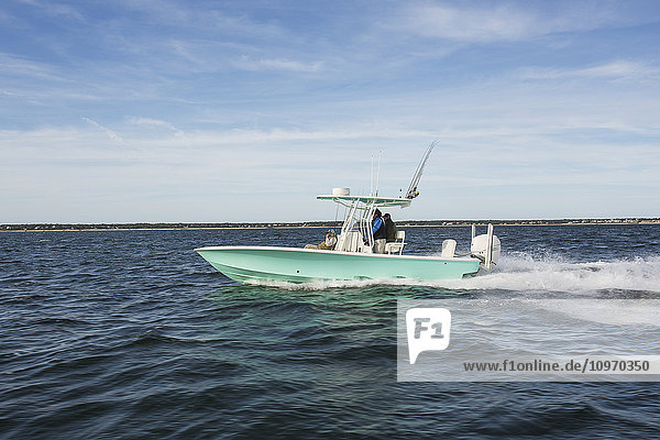 Fischen vom Motorboot aus an der Atlantikküste; Cape Cod  Massachusetts  Vereinigte Staaten von Amerika'.