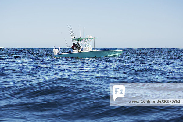 Fischen von einem Boot aus auf dem Atlantik; Cape Cod  Massachusetts  Vereinigte Staaten von Amerika'.