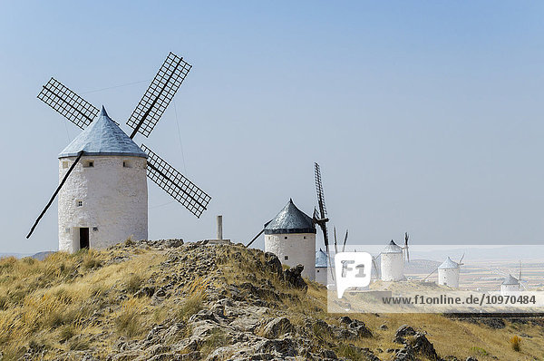 Windmühlen in einer Reihe vor blauem Himmel; Consuegra  Spanien'.