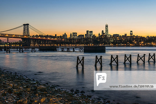 Sonnenuntergang über Lower Manhattan in der Nähe des World Trade Center und der Williamsberg Bridge; Brooklyn  New York  Vereinigte Staaten von Amerika'.