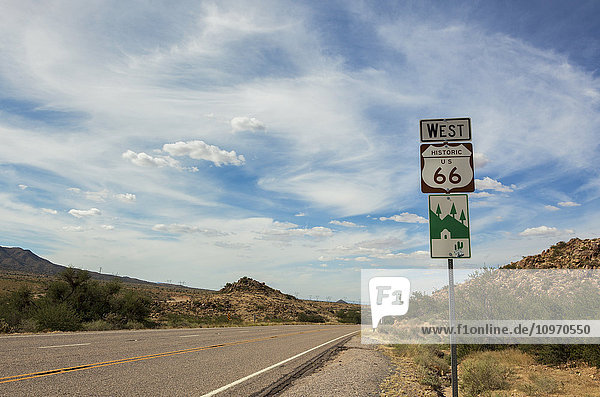 Historisches Schild der Route 66; Arizona  Vereinigte Staaten von Amerika'.