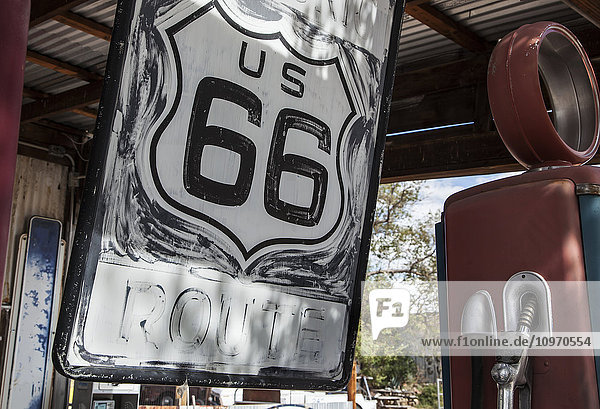 Route 66 Schild und alte Zapfsäule; Seligman  Arizona  Vereinigte Staaten von Amerika'.
