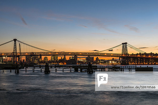 Williamsberg Bridge bei Sonnenuntergang; New York City  New York  Vereinigte Staaten von Amerika'.
