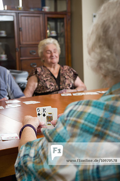 Senioren genießen das Leben in ihrer gemeinsamen Wohnung; Edmonton  Alberta  Kanada