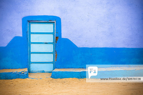 Eine farbenfrohe Wand an einem nubischen Haus in einem Dorf am Nil; Ägypten'.