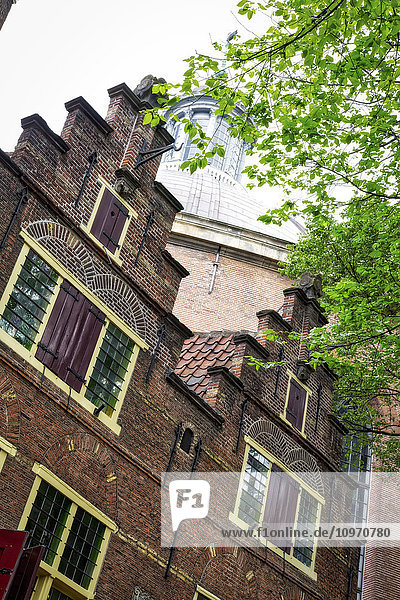 Niedriger Blickwinkel auf ein Wohngebäude aus Backstein mit einer einzigartigen Fassade; Amsterdam  Niederlande'.
