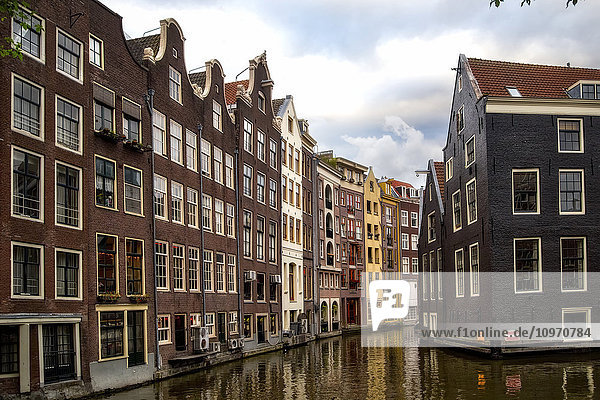 Wohngebäude entlang einer Gracht; Niederlande  Amsterdam'.