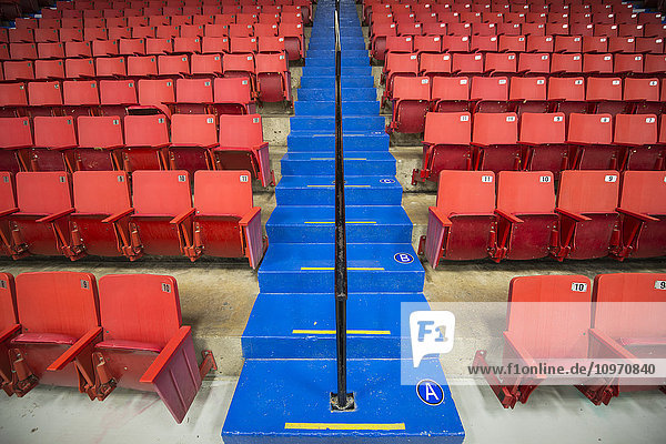 Blaue Stadiontreppe und rote Sitze; Brandon  Manitoba  Kanada'.
