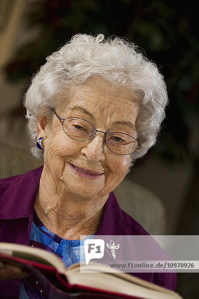 Ältere Frau liest ein gutes Buch; Edmonton  Alberta  Kanada'.