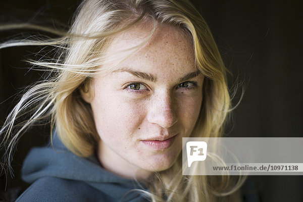 Porträt einer jungen Frau mit blondem Haar; False Pass  Alaska  Vereinigte Staaten von Amerika'.