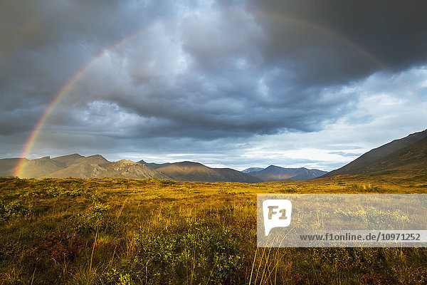Ein Regenbogen am Himmel über der Brooks Range  Gates Of The Arctic National Park im Nordwesten Alaskas; Alaska  Vereinigte Staaten von Amerika'.