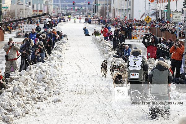 Lachlan Clarke läuft am Tag des Iditarod-Starts 2015 die 4th Avenue hinunter.