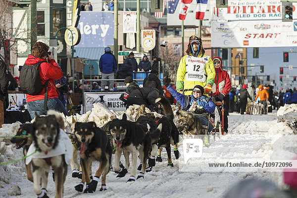 Nicolas Petit läuft am Tag des Iditarod-Starts 2015 die 4th Avenue hinunter.