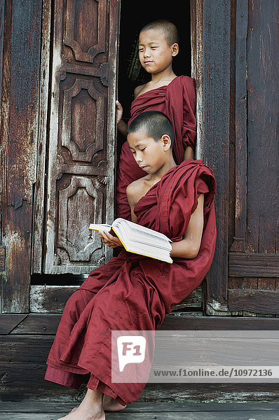 'Novice buddhist monks; Myanmar'