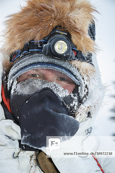 Steve Watkins Porträt am Tanana-Kontrollpunkt während des Iditarods 2015